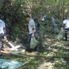 Ребята чистят канал шерстомойного комбината в парке Шерстяник