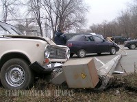 Авария: «Копейка» сбила бетонный столб, упавший на «десятку» в Невинномысске