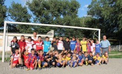 Юные футболисты клуба «Веста» и их тренеры