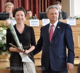 Людмила Коваленко получает заслуженную награду