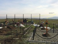 100 м сетки не защищают кладбище от соседней свалки, нужно высадить лесополосу