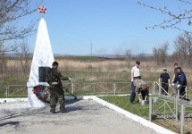 Сотрудники Каскада Кубанских ГЭС облагораживают памятник