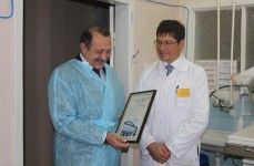 Главврач вручает благодарственное письмо директору Каскада Кубанских ГЭС
