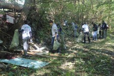 Ребята чистят канал шерстомойного комбината в парке Шерстяник